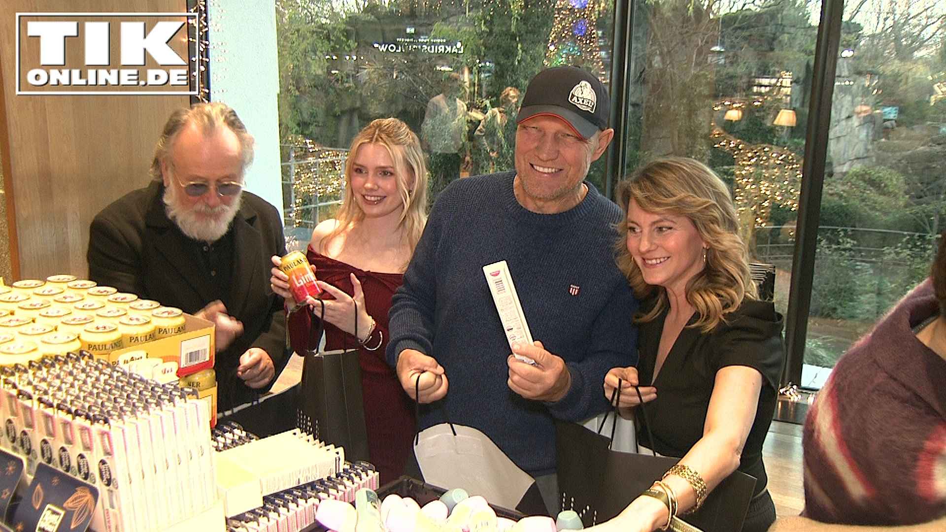 Charity Promi Pack 2025 – Stars packen Geschenketüten für Obdachlose