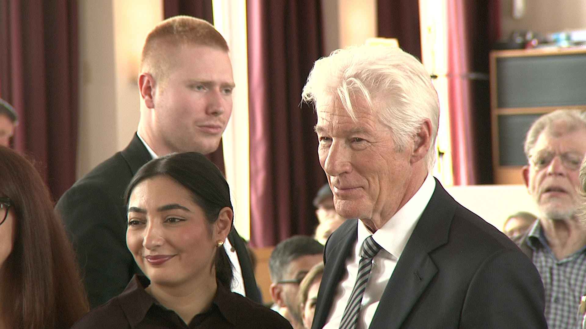Richard Gere rechnet mit herzloser Migrationspolitik ab und lobt Angela Merkel