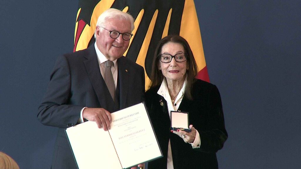 Nana Mouskouri – Bundesverdienstkreuz und Küsschen vom Präsidenten