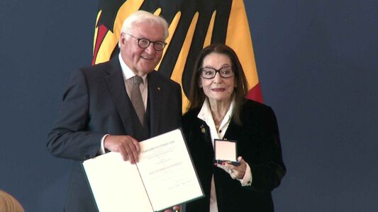 Nana Mouskouri – Bundesverdienstkreuz und Küsschen vom Präsidenten