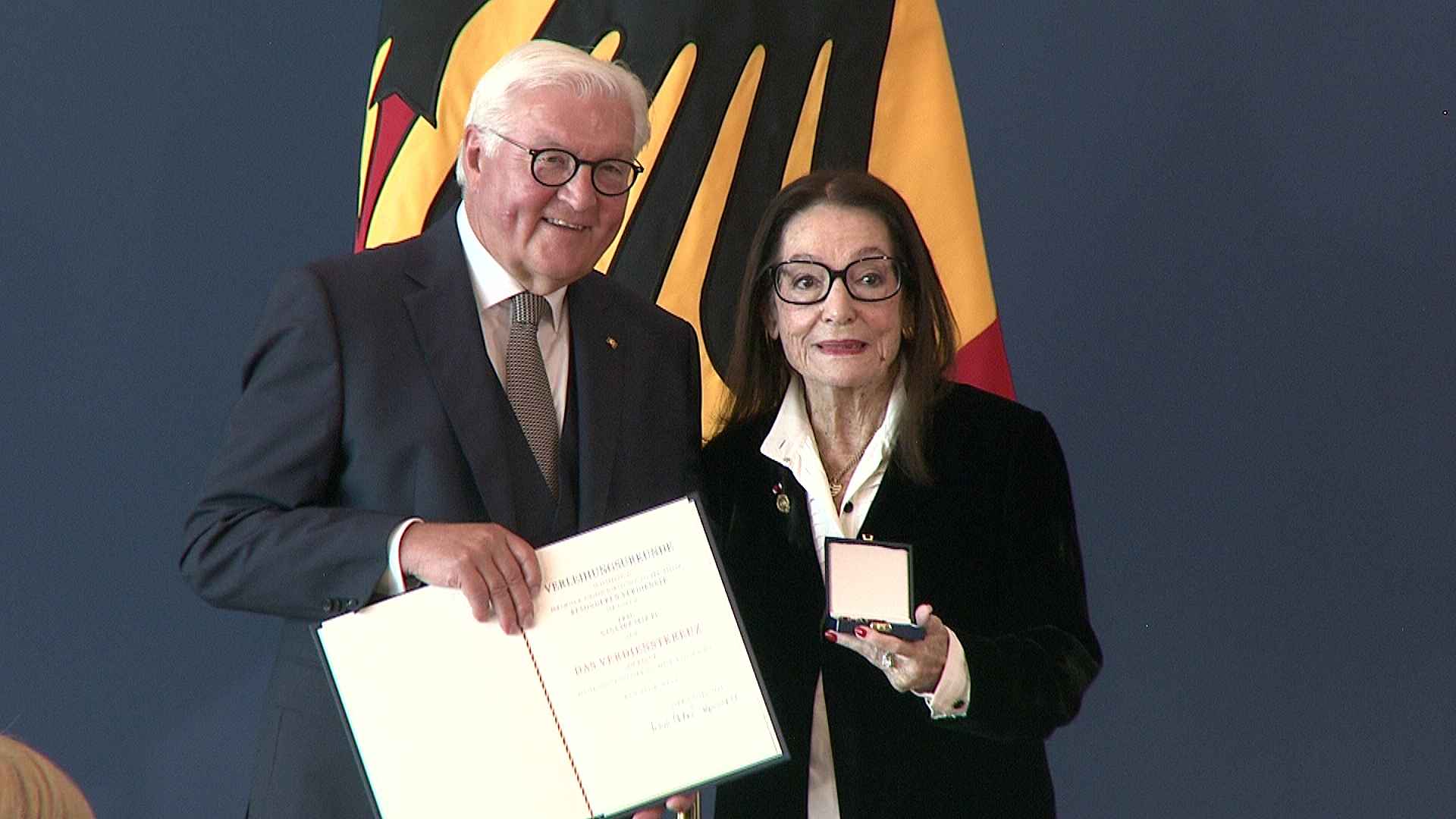 Nana Mouskouri – Bundesverdienstkreuz und Küsschen vom Präsidenten