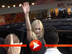 Avril Lavigne winkt den Fans