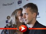 Barbara Schöneberger und Oliver Pocher posieren mit dem Echo