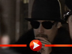 Kid Rock schreibt trotz Zigarre Autogramme