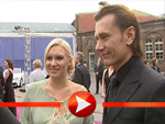 Magdalena Brzeska und Sebastian Sabolocka kuscheln auf dem Sofa