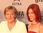 Angela Merkel trifft Miss IFA: Promis plaudern über Technik!