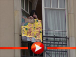 Michael Jackson mit Plakaten für seine Fans in Berlin