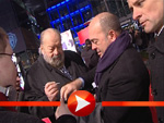Bud Spencer gibt ein Autogramm