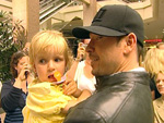 Mamas und Babys warten auf die New Kids On The Block: Donnie und Danny baden in den Fans!