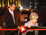 Pierce Brosnan mit Mutter May in Berlin