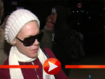 Pink und Carey Hart checken in Berlin ein