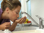Wassertrinken (Photo: Forum Trinkwasser)