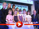 Der BMW Kunstadventskalender 2009 macht das erste Türchen auf