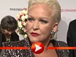 Angelika Milster genießt den Sommer mit dem neuen Hund
