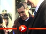 Antonio Banderas von Fans umzingelt