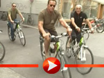 Arnold Schwarzenegger auf dem Fahrrad durch Graz