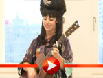 Aura Dione singt spontan ein Lied