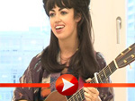 Aura Dione gibt eine spontane A-Cappella-Vorstellung