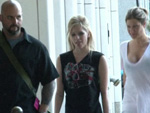 Avril Lavigne: Zunge raus und Autogramme schreiben!