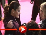Salma Hayek geht auf Tuchfühlung mit ihren Berliner Fans