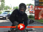 Brad Pitt an der Tankstelle