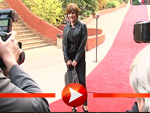 Birgit Schrowange wirft sich in Pose