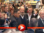 Fan-Massen und Fotografen empfangen Bud Spencer