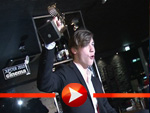 David Kross jubelt über seinen Jupiter