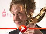 Matthias Schweighöer zeigt stolz seinen Jupiter