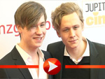 Matthias Schweighöfer und David Kross haben Spaß auf dem Roten Teppich