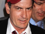 Charlie Sheen: Steht auf Füße