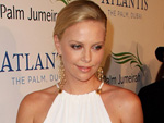 Charlize Theron: Babykleider für Hemsworth‘ Tochter