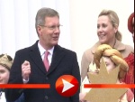 Christina Wulff singt mit den Sternsingern