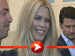 Claudia Schiffer posiert schick in Leggings und Strick für die Fotografen