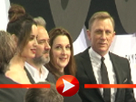 Daniel Craig posiert mir Sam Mendes, Barbara Broccoli und Bérénice Marlohe