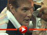 David Hasselhoff kämpft sich durch die Menschenmassen