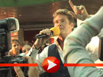 David Hasselhoff dirigiert seine Fans!