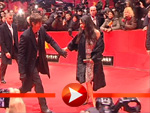 Ashton Kutcher zeigt sich seinen Fans