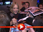 Die Stars des Films „Die Tür“ geben fleißig Autogramme