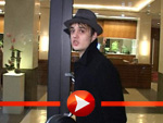 Pete Doherty zündet Kameramann an