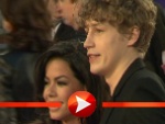 Tim Bendzko verteilt Autogramme an Fans und Fernanda Brandao