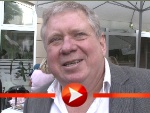 Rainer Hunold findet sich beim Fußball gucken lächerlich