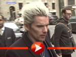 Ethan Hawke mit wasserstoffblonden Haaren in Berlin
