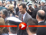 Das spanische Kronprinzenpaar Felipe und Letizia schreiben Autogramme in Berlin