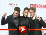 Matthias Schweighöfer und die Friendship-Filmcrew: Lustiges Posieren!