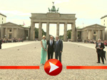 Fürst Albert von Monaco und Charlène posieren vor dem Brandenburger Tor.
