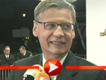 Günther Jauch posiert mit seiner Henne