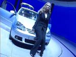Promis feiern den neuen Golf: Barbara Schöneberger strahlt neben Auto und Freund