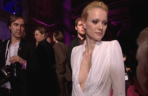 Franziska Knuppe im sexy Kleid mit gewagtem Ausschnitt