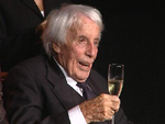 Johannes Heesters feiert 104. Geburtstag: …und schenkt sich eine neue CD!